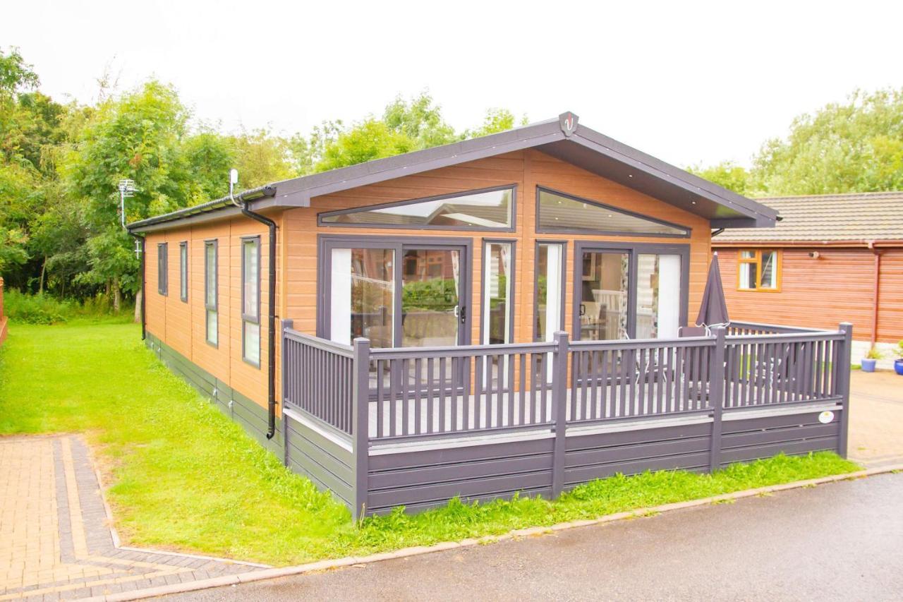 Penny Lodge With Hot Tub Malton Buitenkant foto